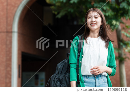 大學生校園校舍 129899118