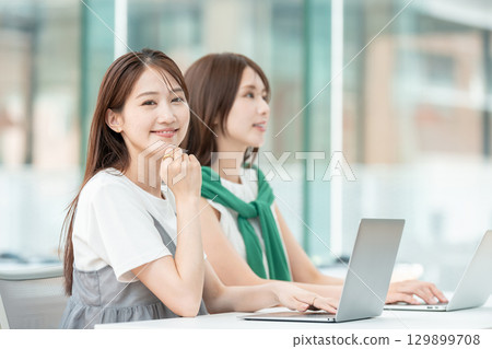 一名大學生在大學教室裡操作電腦 129899708