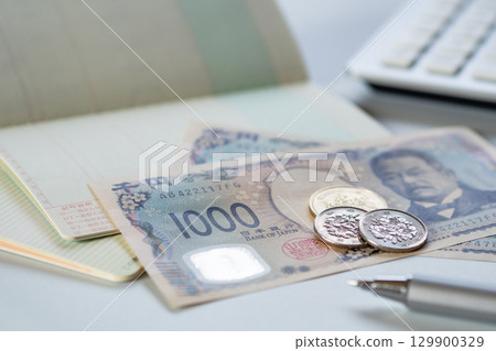 儲蓄和貸款支付的圖像(日本貨幣、存摺、計算器) 儲蓄和貸款支付的圖像(日本貨幣、存摺、計算器) 129900329