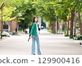 走在大學校園裡的女大學生 129900416