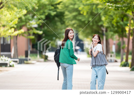走在大學校園裡的女大學生 129900417