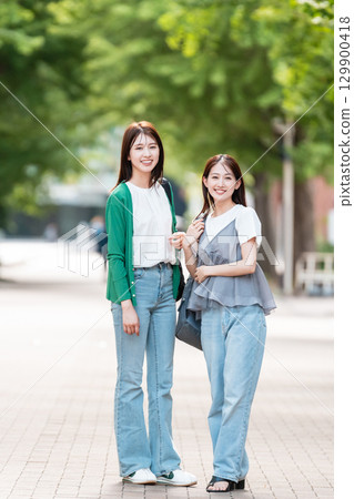 走在大學校園裡的女大學生 129900418