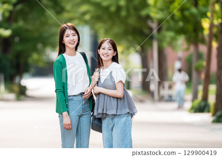 走在大學校園裡的女大學生 129900419