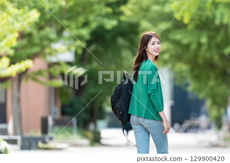 走在大學校園裡的女大學生 129900420
