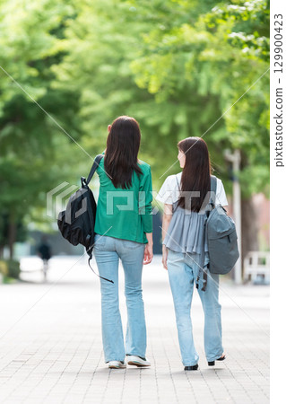 走在大學校園裡的女大學生 129900423