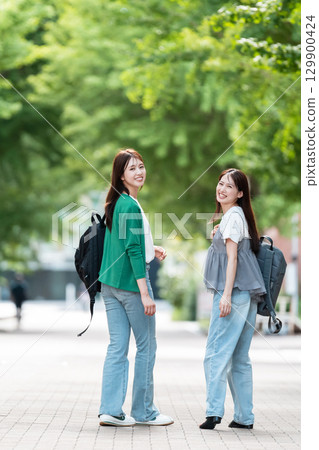 走在大學校園裡的女大學生 129900424