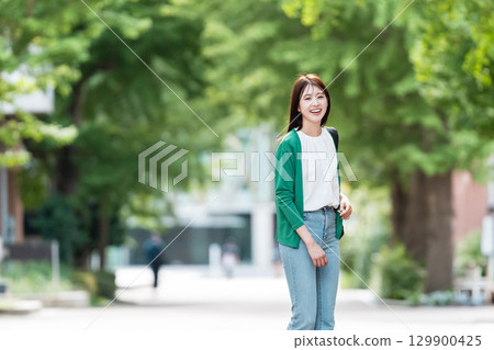 走在大學校園裡的女大學生 129900425