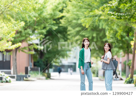 走在大學校園裡的女大學生 129900427
