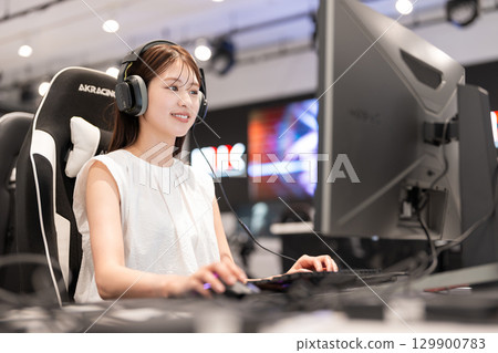 女人透過對講機聊天 129900783