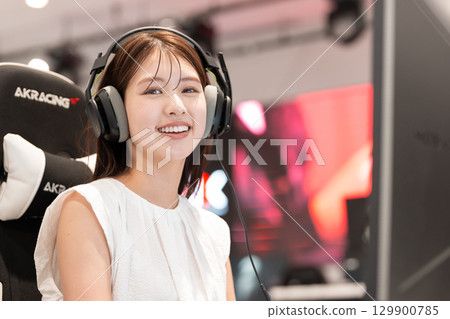 eSports game young woman eSports game young woman 129900785