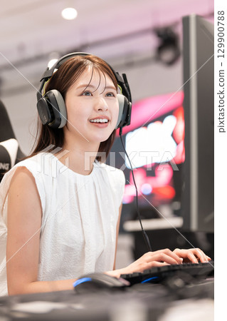 Young woman enjoying games at an e-sports tournament 129900788