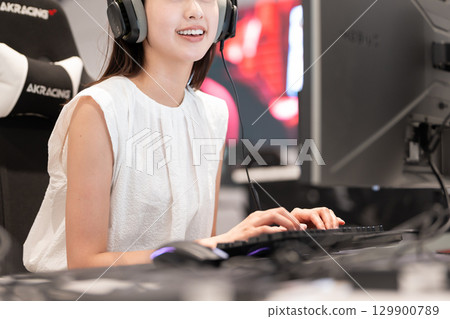 Young woman enjoying games at an e-sports tournament 129900789