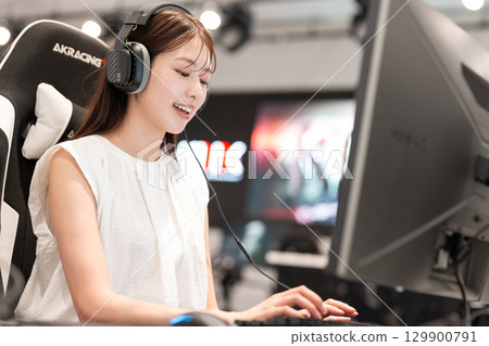 Young woman enjoying games at an e-sports tournament 129900791
