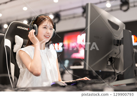 年輕女子在電競比賽中享受遊戲 129900793