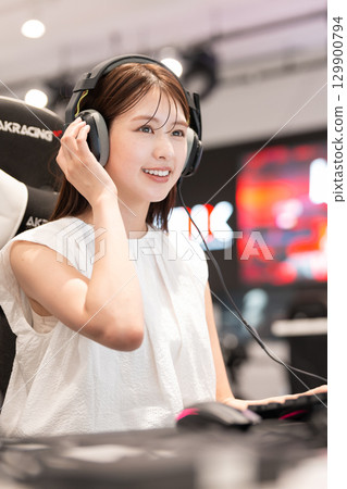 Young woman enjoying games at an e-sports tournament 129900794