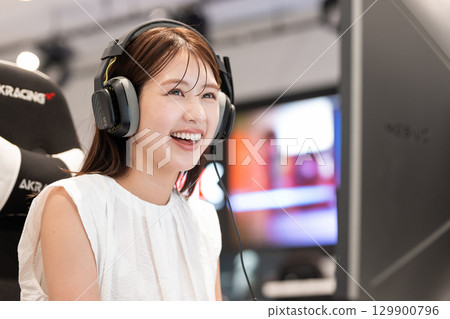 享受電競遊戲的年輕女子 129900796
