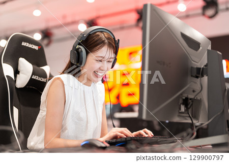 享受電競遊戲的年輕女子 129900797