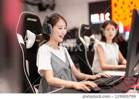 年輕女子在電競比賽中享受遊戲 129900799