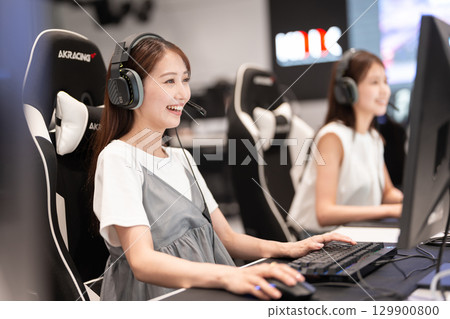 年輕女子在電競比賽中享受遊戲 129900800