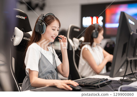 年輕女子在電競比賽中享受遊戲 129900860