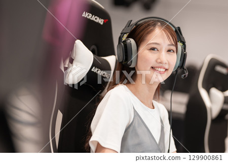 年輕女子在電競比賽中享受遊戲 129900861