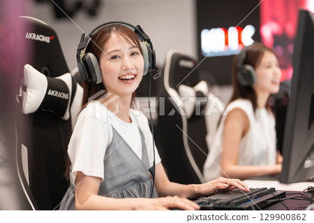 Young woman enjoying games at an e-sports tournament 129900862