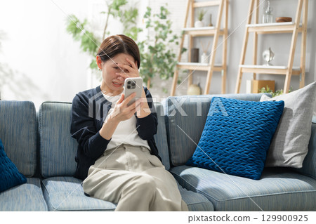 觀看智能手機的婦女 觀看智能手機的婦女 129900925