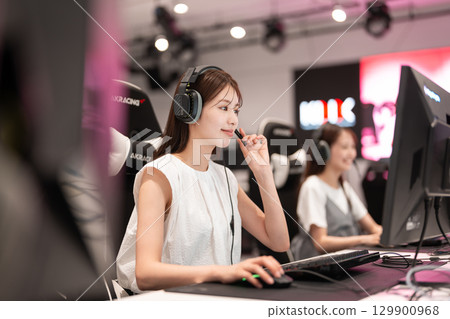 Young woman enjoying games at an e-sports tournament 129900968