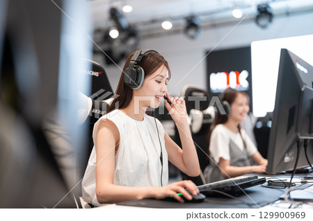 Young woman enjoying games at an e-sports tournament 129900969