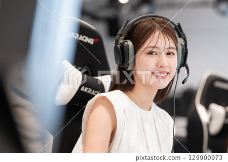 電競遊戲年輕女子 129900973