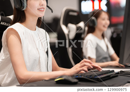 Young woman enjoying games at an e-sports tournament 129900975