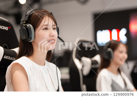 年輕女子在電競比賽中享受遊戲 129900976