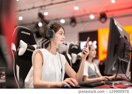 Young woman enjoying games at an e-sports tournament 129900978