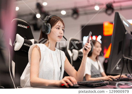 年輕女子在電競比賽中享受遊戲 129900979
