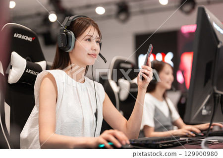 電競遊戲年輕女子 129900980