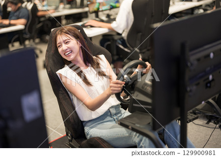 享受賽車遊戲的年輕女子 129900981