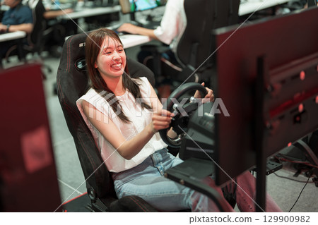 享受賽車遊戲的年輕女子 129900982