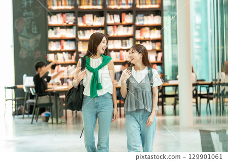 一名女大學生在圖書館找書 129901061