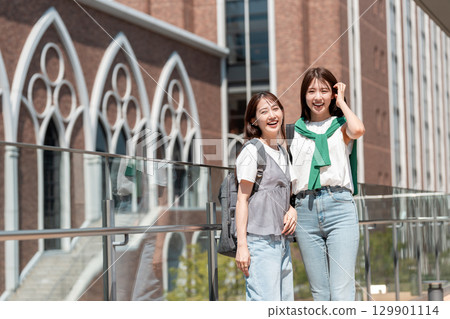 女大學生校園校園生活 129901114
