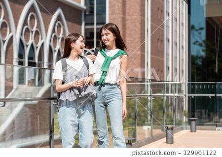 走在大學校園裡的女大學生 129901122