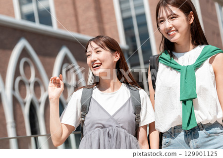 走在大學校園裡的女大學生 129901125