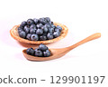 盤子和湯匙上的藍莓 129901197