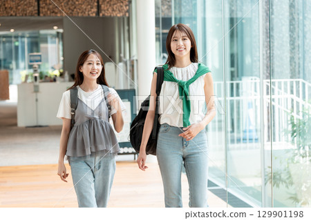 女大學生校園生活生活方式 129901198