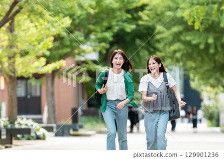 大學校園女大學生跑步 129901236