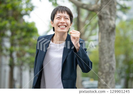 smiling businessman smiling businessman 129901245