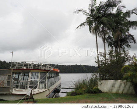 湖邊等候的白色和紅色-巴林湖觀光船 湖邊等候的白色和紅色-巴林湖觀光船 129901262