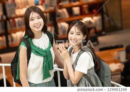 女大學生圖書館校園 129901299