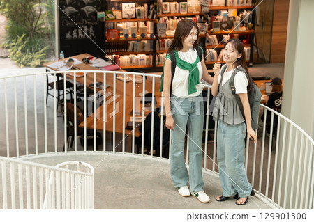 女大學生圖書館校園 129901300