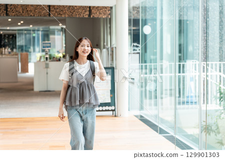 年輕女性的購物生活方式 129901303