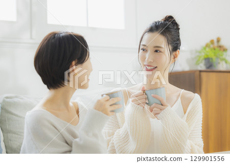 一個女人在她的房間裡喝熱咖啡 129901556